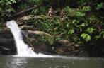Saltando no poço da Cachoeira do Rio Seco, no Parque Nacional de Matura, em Trinidad